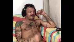 Reproduzir Depois do jogo de futebol, nada se compara a uma sessão de pornografia gay quente com um garoto solo pronto para a ação
