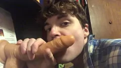 Abspielen Der freche Twink Niko Springs neckt mit Brille und einem Dildo in einer heißen Solo-Gay-Performance