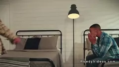 Riproduci Il rude cowboy gay domina il muscoloso uomo nero in una selvaggia scopata anale senza preservativo al campo di conversione