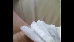 Riproduci Caldo ragazzo gay si masturba con morbide mutandine di pizzo - Gioco sensuale con le mutandine