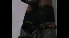 Reproducir Sensual jovencito negro le hace una paja dura a su gran y peluda polla keniana mientras ve porno gay caliente