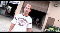 Abspielen Dieser heiße, muskulöse Adonis lässt sich bei einer heißen Gay-Bus-Blowjob- und Analsex-Session in den Arsch knallen