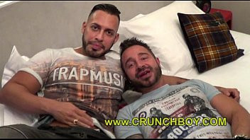 Abspielen Zwei schwule Pornostars ficken zusammen, was für ein süßer ..