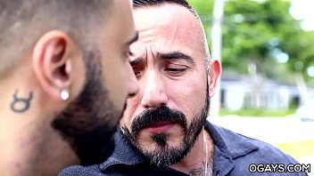 Redă Ii place sa domine baietii puternici cu tatuaje ..