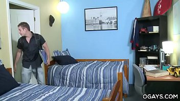 Reproducir Mientras te masturbas viendo videos porno gay en tu habitación