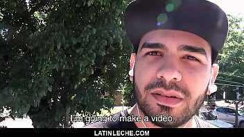 Reproduzir Os latinos bem-educados se divertem fazendo um trio!