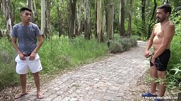 Reproduzir Fodendo no meio da floresta esses gays quentes ..