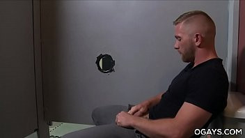 Afspelen Homo jongens spelen met hun lullen in een gloryhole ..