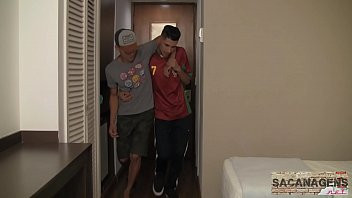 Brasileños jóvenes gays clamados mucho después de la fiesta