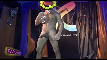 Riproduci Gogoboy nudo in piedi eretto sul palco per Gay Show