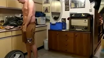 Afspelen Video van Naked Man Hitting One in the Kitchen