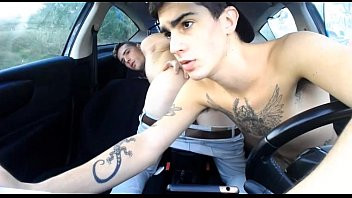 Riproduci Porno gay in diretta tv con giovani ragazzi in auto cazzo