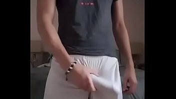 Afspelen Jongen masturberen met voetbalshorts op cam