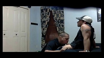 Reproducir Hombre chupando hombre en la prostituta entre hombres