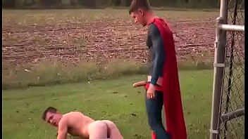 Odtwórz Gay Superman wykrawania kogut w Little Boy