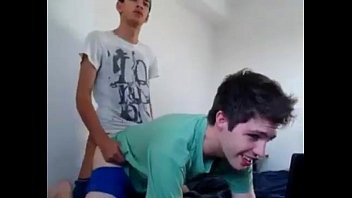 Reproduzir Twinks jovens fazendo vídeo gay caseiro
