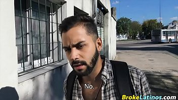 Jouer Latino hétéro baisé dans les toilettes publiques