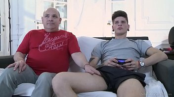 Jouer Le petit ami de sa fille l'a rendu excité