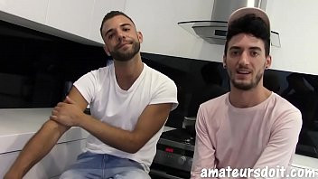 Afspelen Met zijn enorme pik vernietigt hij zijn harige kont naar zijn collega in de keuken