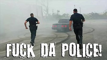 Abspielen Der schwarze Häftling fickt die beiden Polizisten