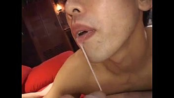 Jouer Gay asiatique fait des fellations à son patron