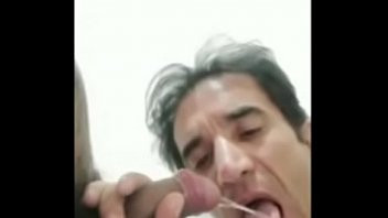 Reproducir Español vicioso nos muestra cómo orinan en su boca