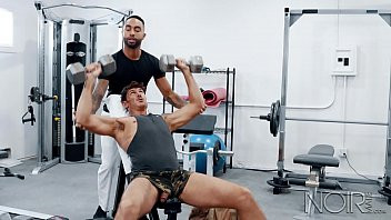 Abspielen Noir Männchen bringt uns einen schwulen Interracial ins Fitnessstudio
