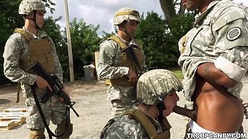Reproducir Los soldados del ejército comen gallos en su escuadrón