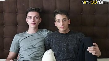 Reproducir Los hermanos son muy guapos, y como follan bien ..
