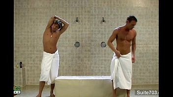 Jouer Après avoir couru, maintenant ils vont jouir sous la douche