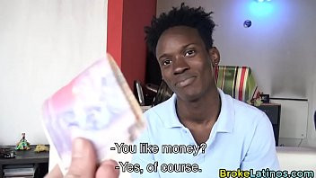 Jouer Gay d'Afrique met son cul dans une vidéo porno