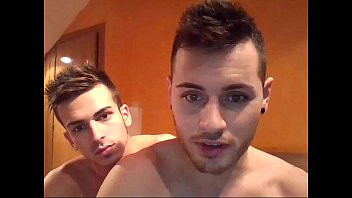 Reproduzir Quando dois lindos rapazes gravam sua foda homossexual na webcam