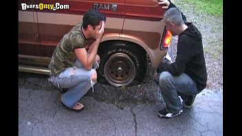 Reproducir Bears solo nos trae la caravana de follando gay