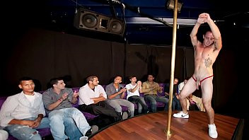 Die schwule Stripperin macht alle Jungs richtig geil, schau ..