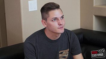 Reproduzir A primeira vez que você vê esse jovem em um casting de filme pornô gay