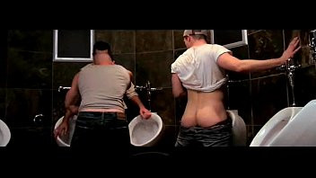 Jouer Travail ou trio dans la salle de bain?