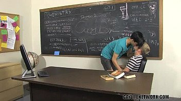 Reproduzir Garoto gay bonito transa com a professora