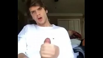 Reproduzir Hétero curioso com um pau enorme se masturbando com outro amigo na webcam