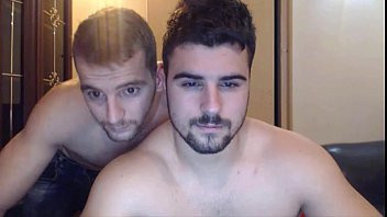 Reproducir Heteros curiosos se pajean en la webcam y se tocan