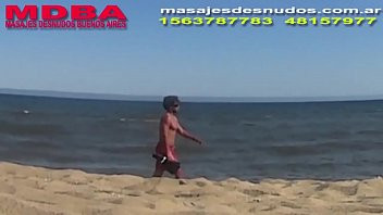 Reproduzir Eles gravam alguns gays transando em uma praia de nudismo