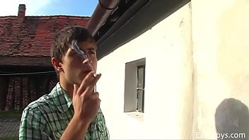 Redă Savurând cocoșul uriaș al noului ei vecin