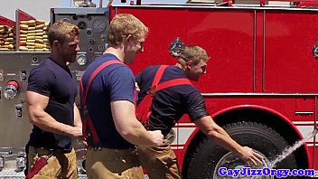 Riproduci I vigili del fuoco gay si divertono nelle guardie