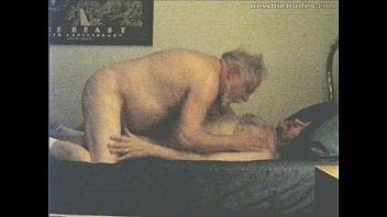 Riproduci Nonno gay si fa scopare nel culo