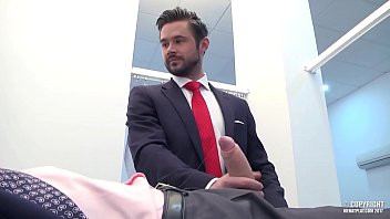 Jouer Le médecin en costume de l'entreprise déchire mon pantalon et me tend la main.