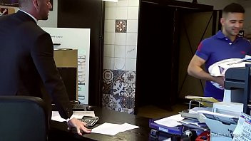 Afspelen De baas neukt de bezorger stiekem in de achterkamer