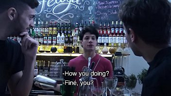Jouer Ils se rencontrent dans un café et finissent par baiser