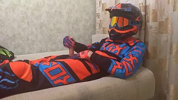 Video fetiș: gay în haine de motocross se smulge în direct
