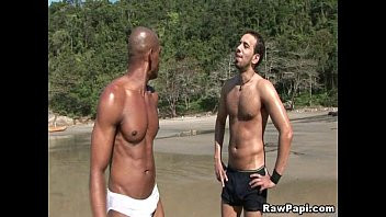 Riproduci Gay nero non ha portato il suo costume da bagno