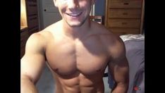 Reproduzir Garoto gay musculoso se masturbando no skype
