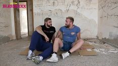 Riproduci Due senzatetto scopano in un edificio abbandonato